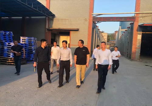 榮昌區(qū)區(qū)委常委、組織部部長(zhǎng)、高新區(qū)管委會(huì)黨工委書記李皓率區(qū)經(jīng)信委等部門負(fù)責(zé)人到我司調(diào)研視察工作。